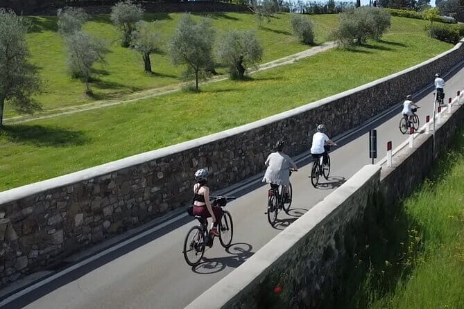 2-Day E-Bike Tuscany Tour with Meals, Wineries, and Farmstay - Meeting in Florence at Via del Campuccio and getting ready to ride