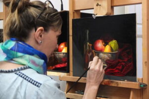 5 Mornings Still Life Painting Guided Workshop in Florence - Entering the studio: meeting Laura and Frank, and getting comfortable fast