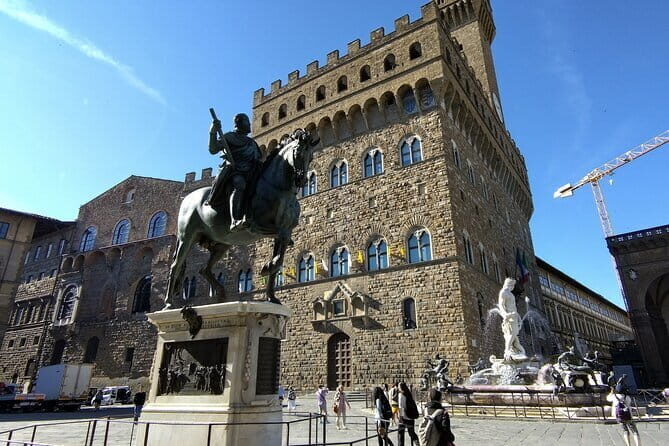 Art, Medicis and Renaissance. Explore Florence with Vincenzo - Palazzo Vecchio and Cosimo I: Medici power in one square