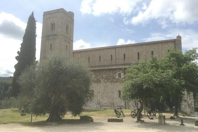 Brunello E-Bike Tour - Cruising past Castelnuovo dell’Abate: brief, but charming