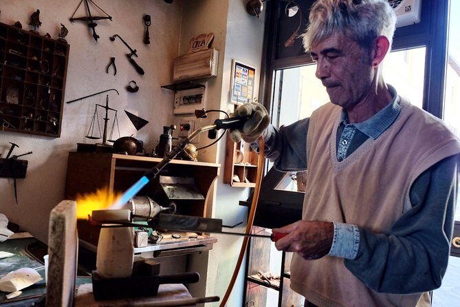 Create your original cuttlefish bone cast jewelry. - Where you start: a tiny studio near Santa Maria Novella