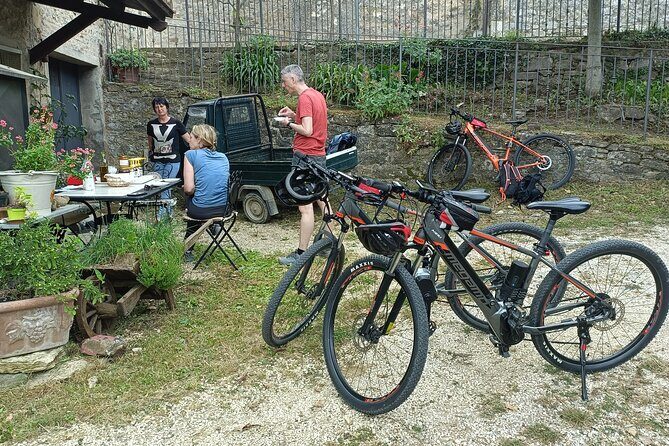 E-Bike Tour fortresses and mountains near the Free Baths of Saturnia - How to make the most of views and photos on this route