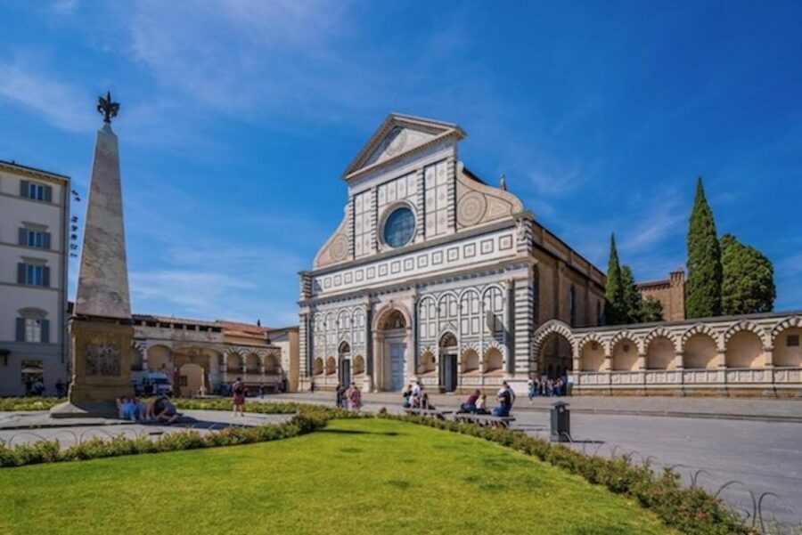 Essential Florence Walking Tour to discover its history - Squares, Palazzi, and the Outside View That Still Teaches