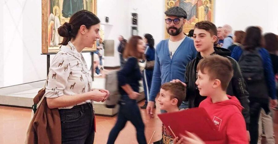 Firenze: Uffizi Tour per famiglie - Starting at Petrarca statue: the “warm-up” before the museum