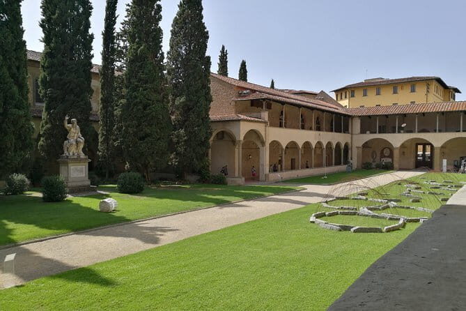Florence: 1.5-hour Santa Croce guided experience - Dress Code and Crowd Flow: Small Things That Make a Big Difference in Santa Croce