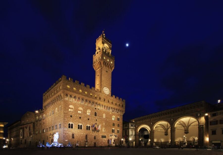 Florence at Night Bike Tour with Wine and Aperitivo Picnic - San Frediano and Santo Spirito: boho streets after dark