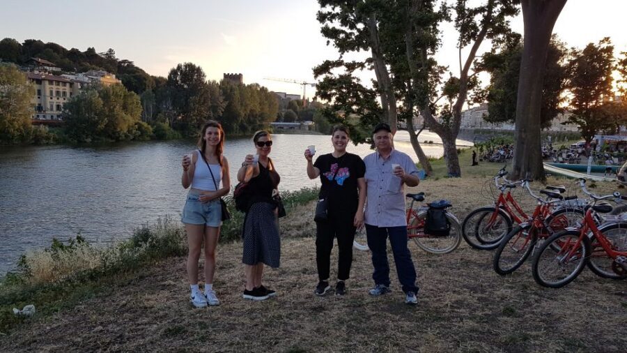 Florence at Night Bike Tour with Wine and Aperitivo Picnic - Santa Maria Sopr’Arno and the Old Bridge photo moment
