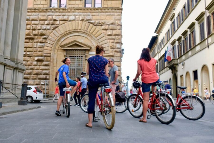 Florence at Night Bike Tour with Wine and Aperitivo Picnic - Lungarno Benvenuto Cellini: aperitivo picnic with Tuscan wine
