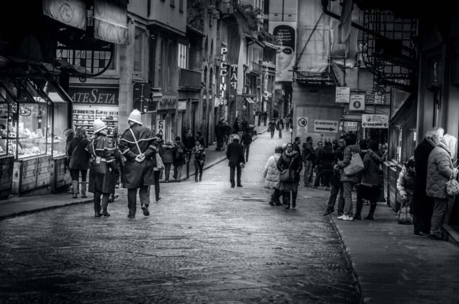 Florence: Audio Guided Walking Tour led by Tour Leader - Via dè Tornabuoni: walking the quieter side of the big sights