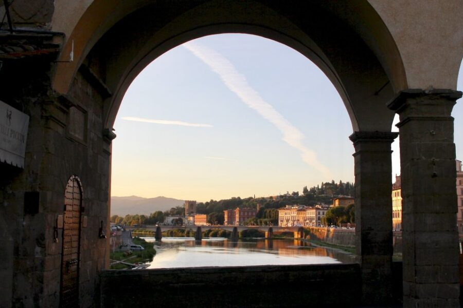 Florence: Audio Guided Walking Tour led by Tour Leader - Palazzo Strozzi: a grand palazzo stop that adds scale