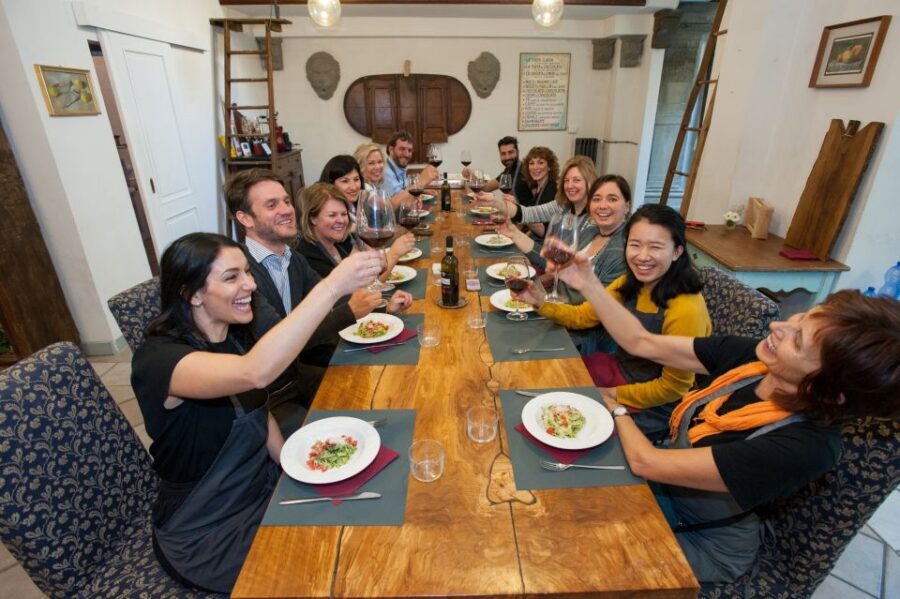 Florence: Authentic Pasta Making Class - Meeting the guide at Florence’s fountain square