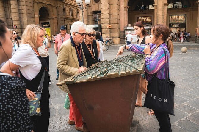 Florence by Foot : Discover the Heart of the Renaissance - Starting at Hard Rock Cafe and finding the story thread