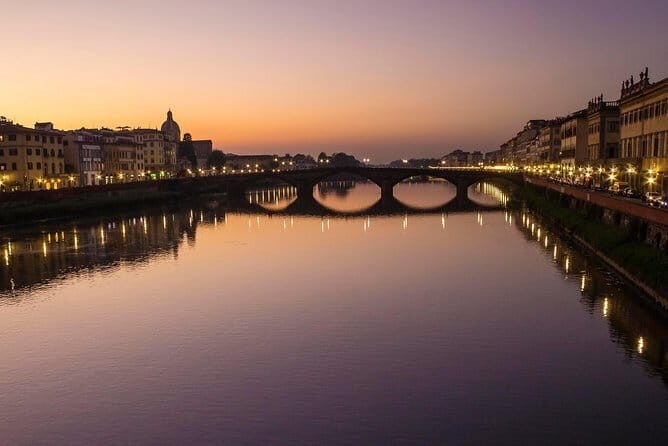 Florence By Night 2-hour Walking Experience - Small groups and headphones: How it makes a night walk easier