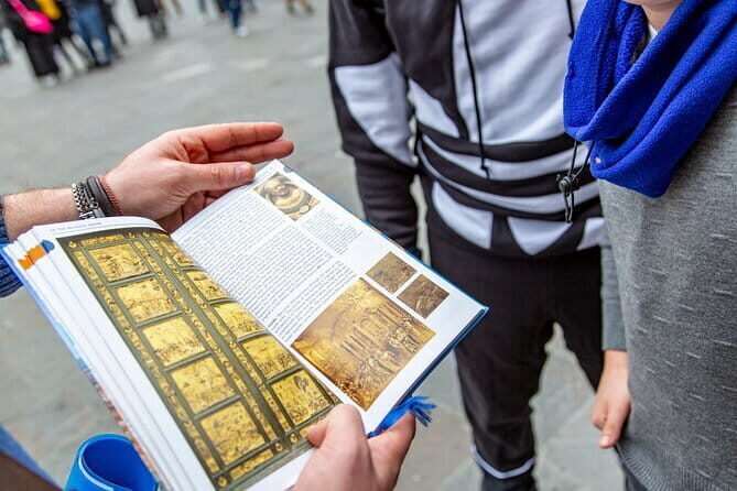 Florence by Night Guided Walking Tour:Duomo Old Bridge & All Must-See Highlights - Ponte Vecchio and the Vasari Corridor: the bridge you’ll never forget