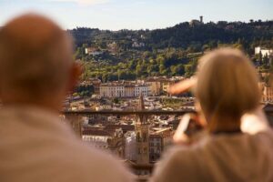Florence: Duomo Dawn Entry with Key Holder & Dome Climb Tour - Meeting the chiavigero and getting inside quickly