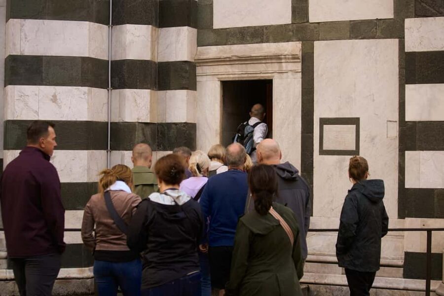 Florence: Duomo Dawn Entry with Key Holder & Dome Climb Tour - Group size, pace, and what to wear for early-morning Florence