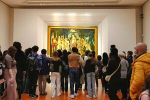 Florence: Fast Track Uffizi Gallery Guided Tour - Getting started: meet your guide by Leonardo da Vinci’s statue