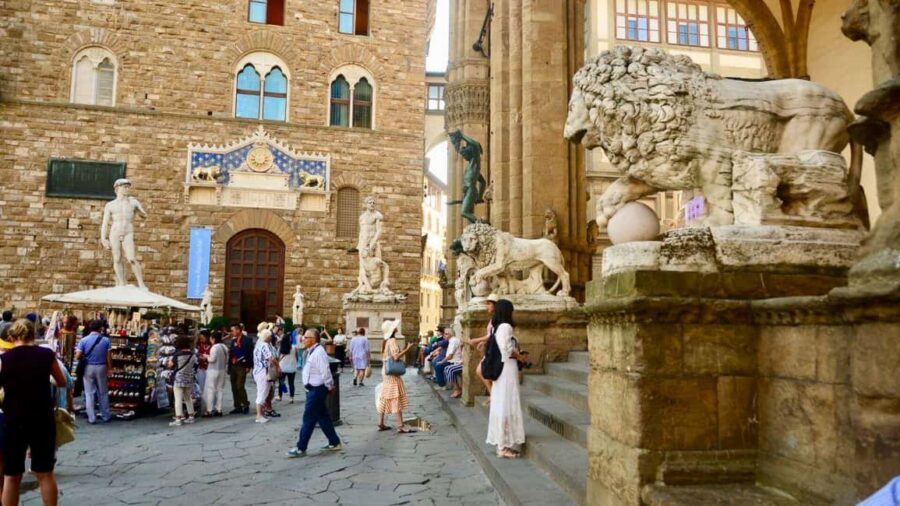 Florence Foodies Tour: Savor Tuscan Flavors & Fine Wine - Piazza della Signoria and Casa Martelli: the Florence contrast