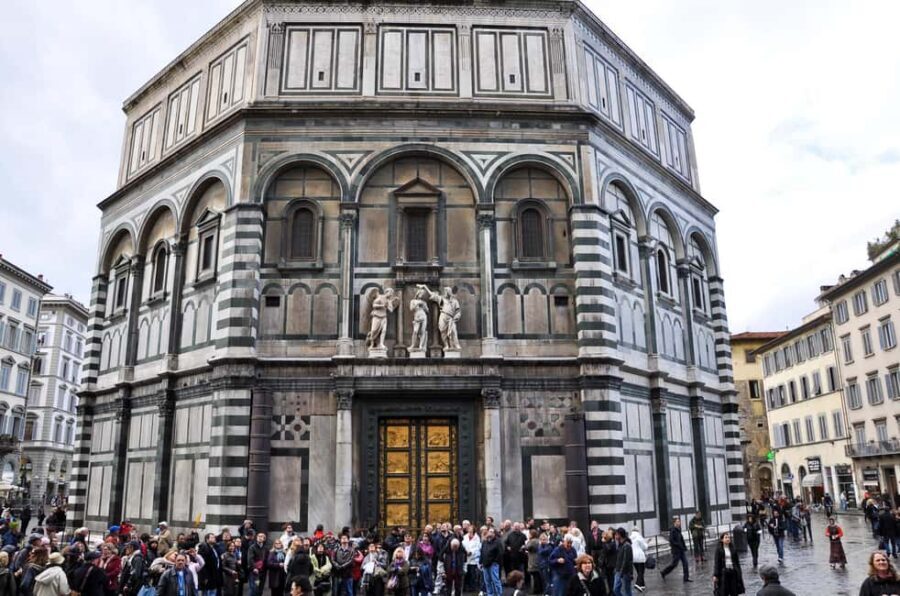 Florence: (French) Walking Tour with a licensed guide - Why this 1.5-hour Florence loop starts at Piazza della Repubblica