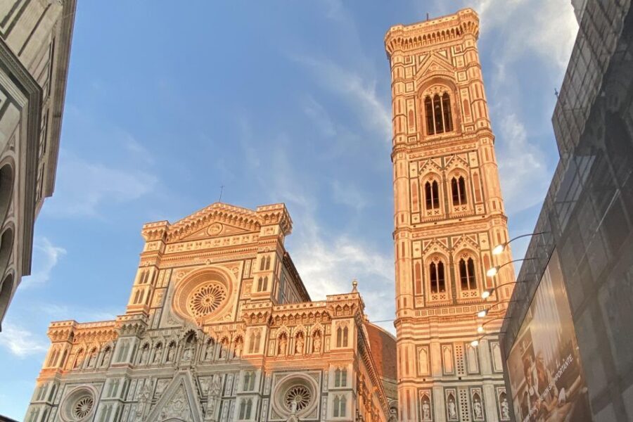 Florence historical centre and legends tour for small groups - Galleria degli Uffizi to Ponte Vecchio: the river crossing moment
