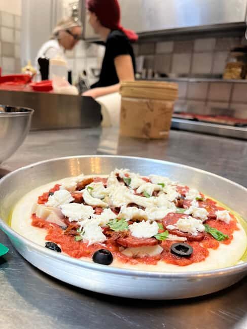 Florence: Pizza and Gelato Cooking Class - The tasting table: wine, beer, and a relaxed finish