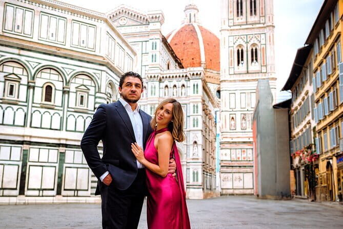 Florence: Private Professional Photoshoot Outside the Duomo - Group size and the private advantage for couples and families