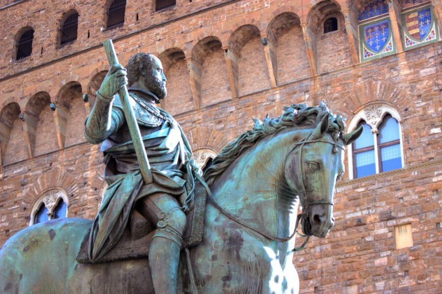 Florence: Skip-the-Line Uffizi Museum Tour Kids & Families - Meeting Behind Neptune: Starting Smooth in Piazza Signoria