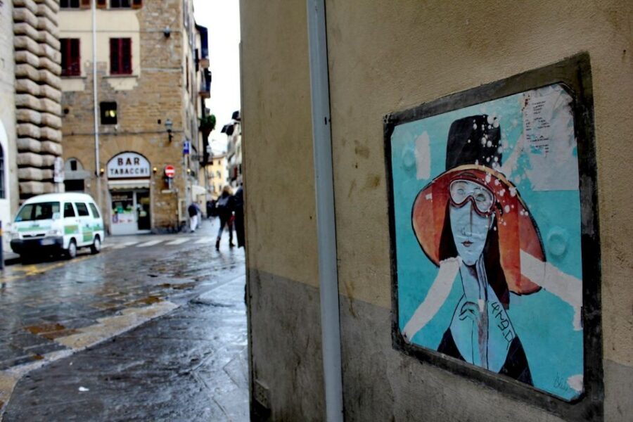 Florence: Street Art Tour - Ponte Vecchio: when the famous bridge meets modern messages