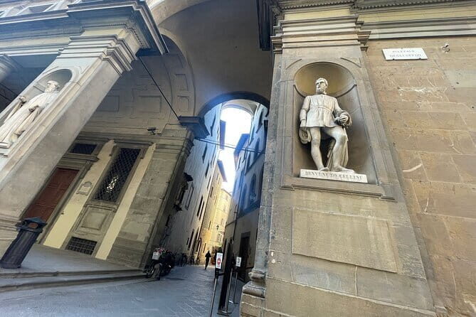 Florence: Uffizi Gallery Audio Guided Tour led by Tour Leader - Audio guide in your language, plus a live human answer