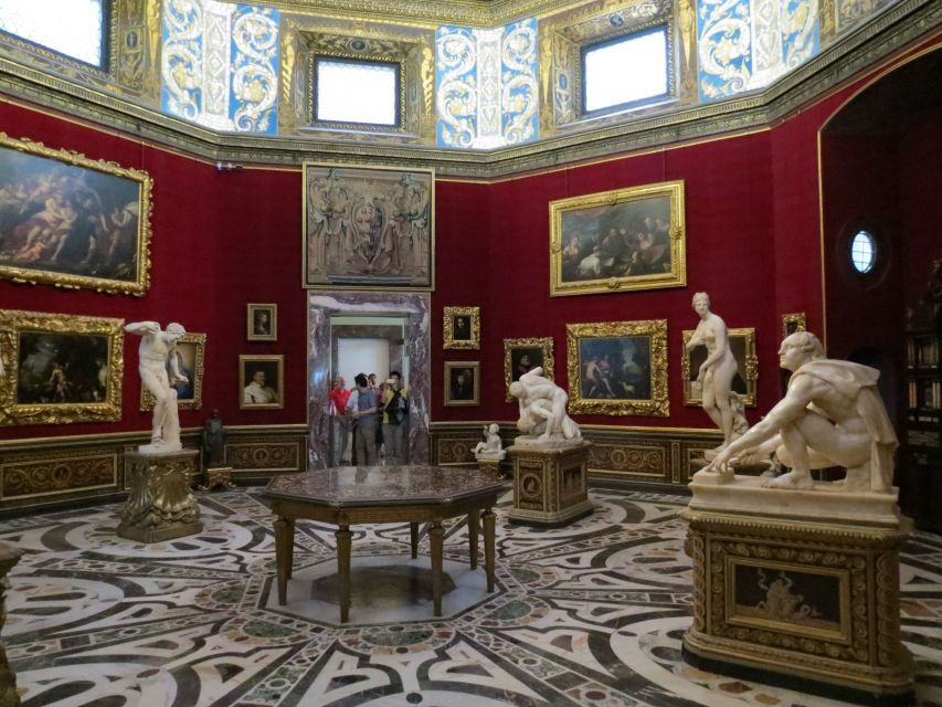 Florence: Uffizi Gallery Private Treasure Hunt for Families - Botticelli Annunciation: one pillow, a whole conversation
