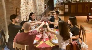Florence: Wine Windows Walk with Wine Tasting and Appetizers - The walking route: big Florence sights with a wine-window thread