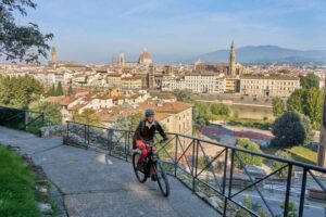 Florence:E-Bike City Tour with stop at Piazzale Michelangelo - Piazza Duomo: seeing Santa Maria del Fiore without rushing