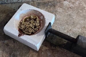 Forge your own wedding rings or friendship rings in Tuscany - How old family jewelry becomes a new ring story