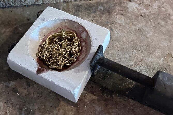 Forge your own wedding rings or friendship rings in Tuscany - How old family jewelry becomes a new ring story