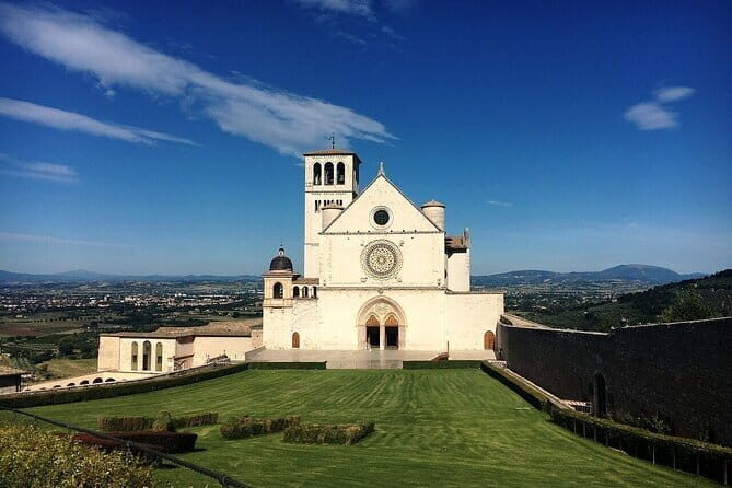 Full Day Private Guided Tour to Assisi and Cortona from Florence - Passignano sul Trasimeno: a quick lake stop with real charm