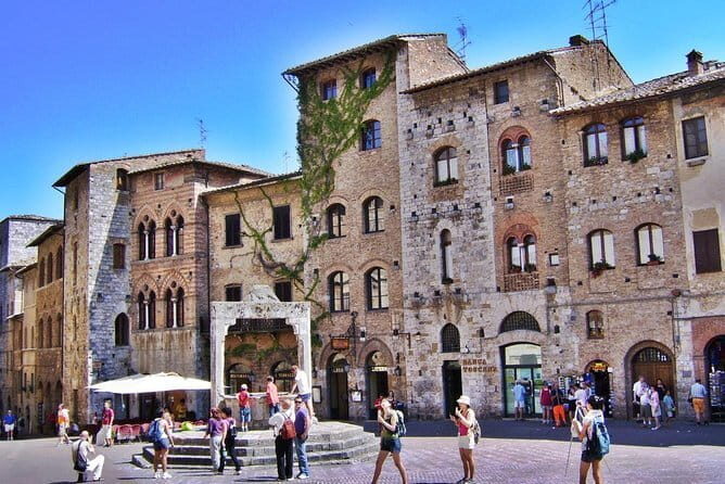 Full Day Tour to Val d'Orcia and Gladiator's Fields with Wines - Madonna di Vitaleta and the Gladiator filming spot: when postcards meet pop culture