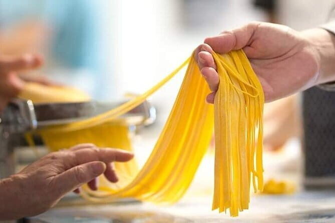 Hands on Deluxe Traditional 4-course dinner with fresh pasta - The best part of the meal: tasting with wine