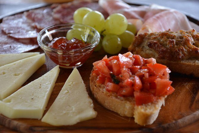 It's Wine Time! 2 wineries & farm-to-table lunch—max 8 pp - Guides make the day: why small-group teaching works