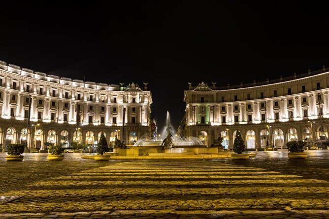 LGBTQ + friendly Renaissance Gay life in Florence tour - Spini family palace area (Piazza Santa Trinita): power in architecture
