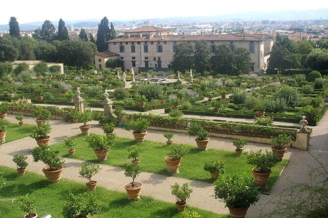 Private Florence Tour of Must-See Sites from Duomo to Santa Croce & Old Bridge - How the Vasari Corridor and Uffizi Trivia Actually Helps You See