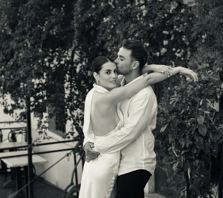 Private photoshoot in Florence by professional photographer - A One-Hour Route Through Ponte Vecchio, Duomo, Signoria, and Repubblica