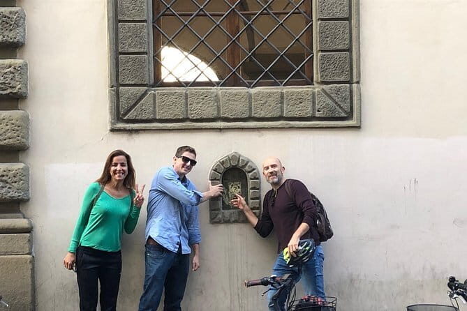 Riding discovering the wine windows - Piazza del Duomo to Piazza di Santa Croce: First Squares, First Finds