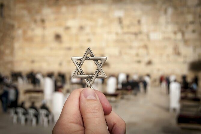 Skip-the-line Great Synagogue and Jewish Museum Private Tour - A quick look at Palazzo Vecchio and the city’s larger timeline