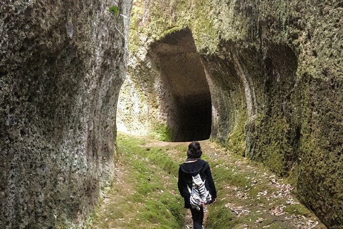 Sorano: its wonders, The Vie Cave and wine cellars - The wine-cave finale at Cantina Della Luce: what to expect