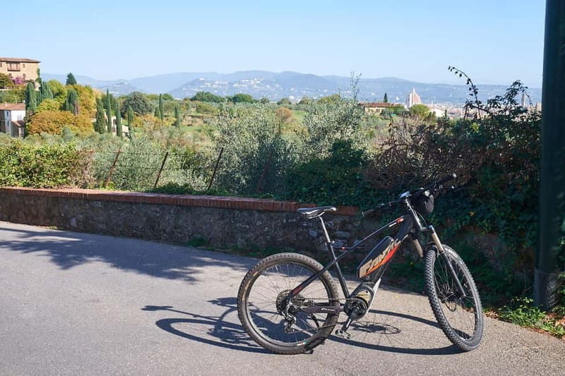 Sunset E-bike Tour of Tuscan & Florentine Hills with tasting - Meeting near Palazzo Pitti: how the tour gets going