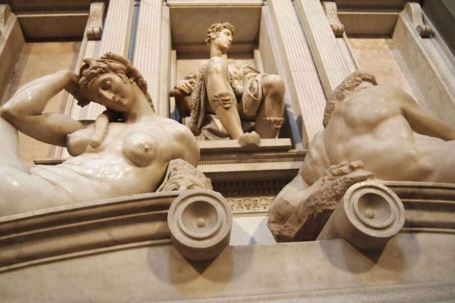 The places of the Medici family: the Palace and the Chapels - Piazza San Lorenzo: a short photo stop that links the big sites