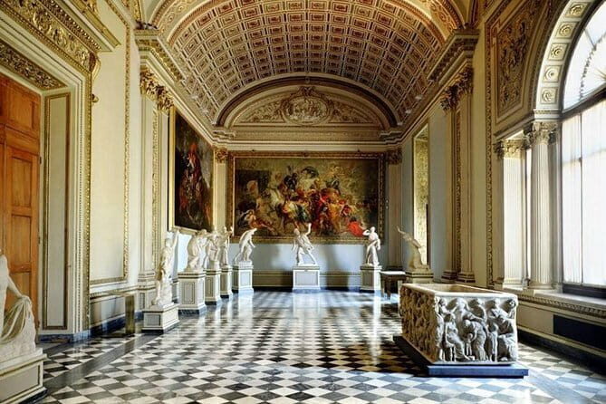 The Uffizi discovery tour with your private guide in Florence - Inside Le Gallerie Degli Uffizi with your guide