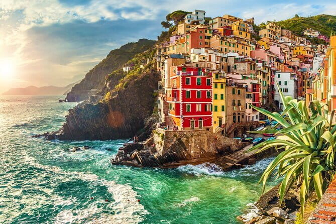 Tour Cinque Terre and Pisa Leaning Tower from Florence Private - What the guide style means for your day