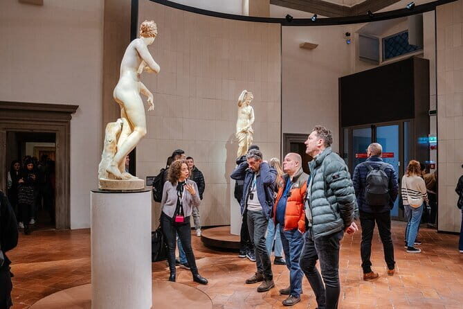 Uffizi Gallery Tour with Botticelli & Michelangelo - Entering the Uffizi without getting swallowed by the crowd
