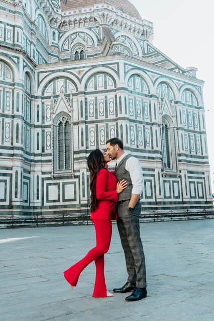 Unique Photographer in Florence - Posing help for shy people: what actually makes it feel easy